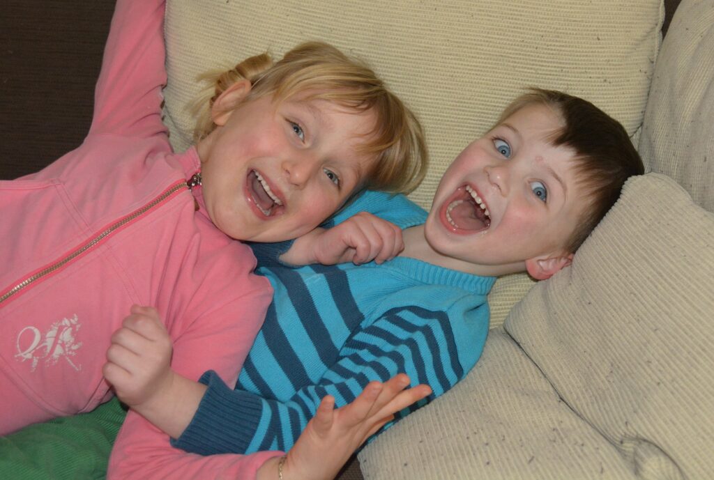 Zwei lachende Kinder, damit du siehst, wie sich dein inneres Kind heilen anfühlen kann.